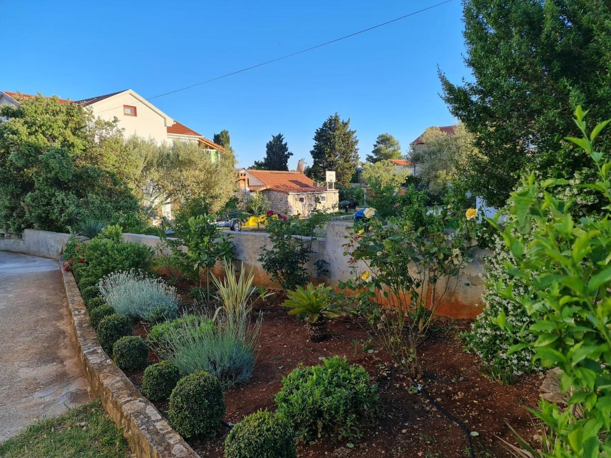 Apartmani Lenka Ugljan Exterior foto